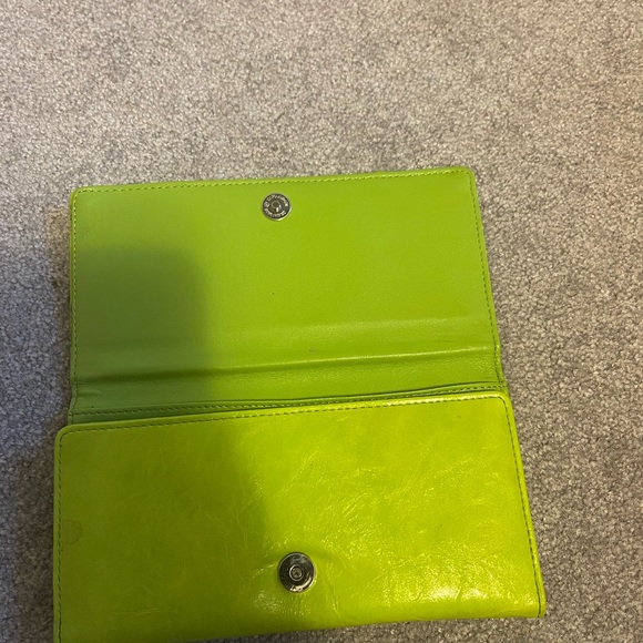 Light green wallet with ☮️ and sparkles on the front - Picture 4 of 5